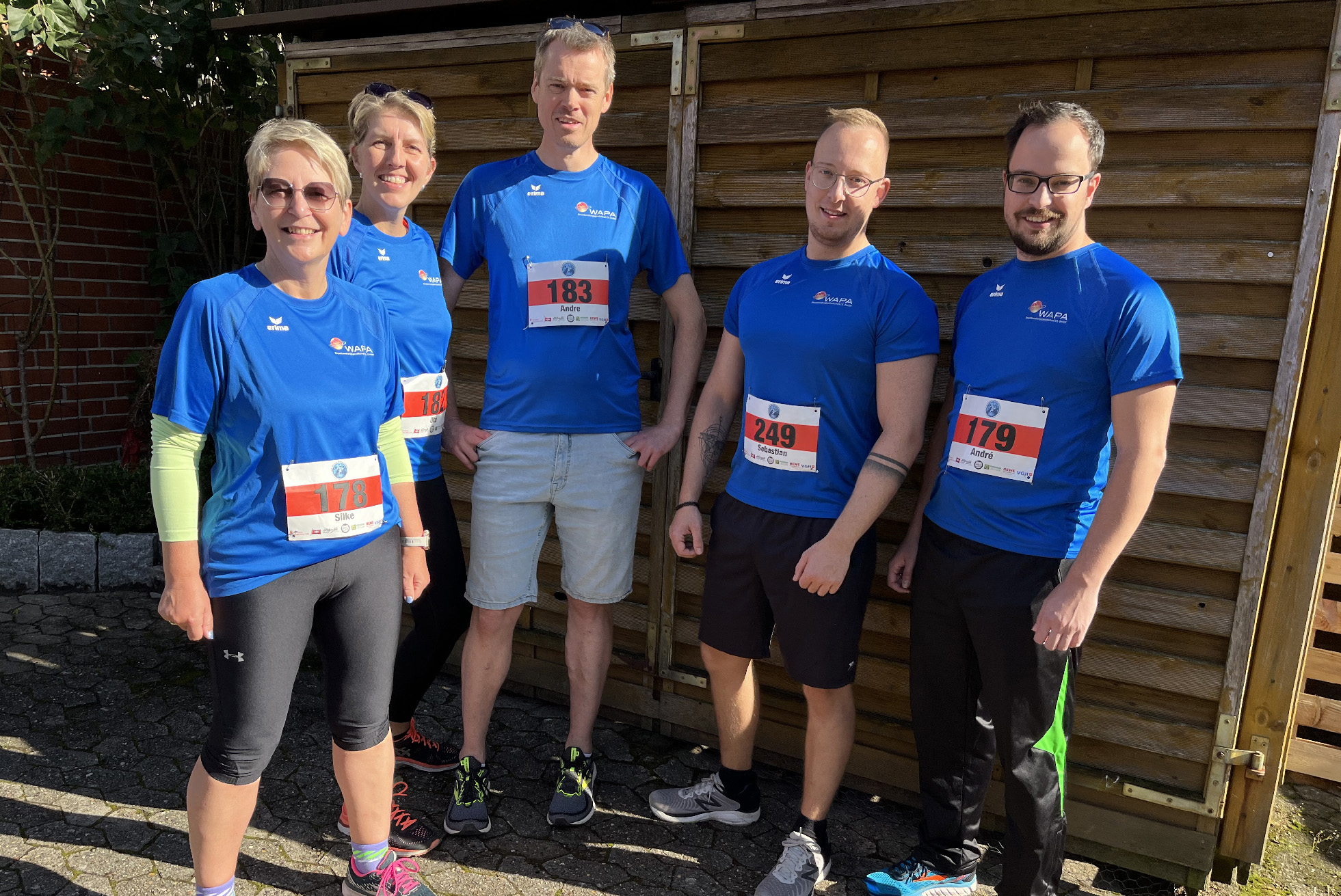 WAPA Team in Läuferkleidung mit Nummerierungen auf dem Tshirt.